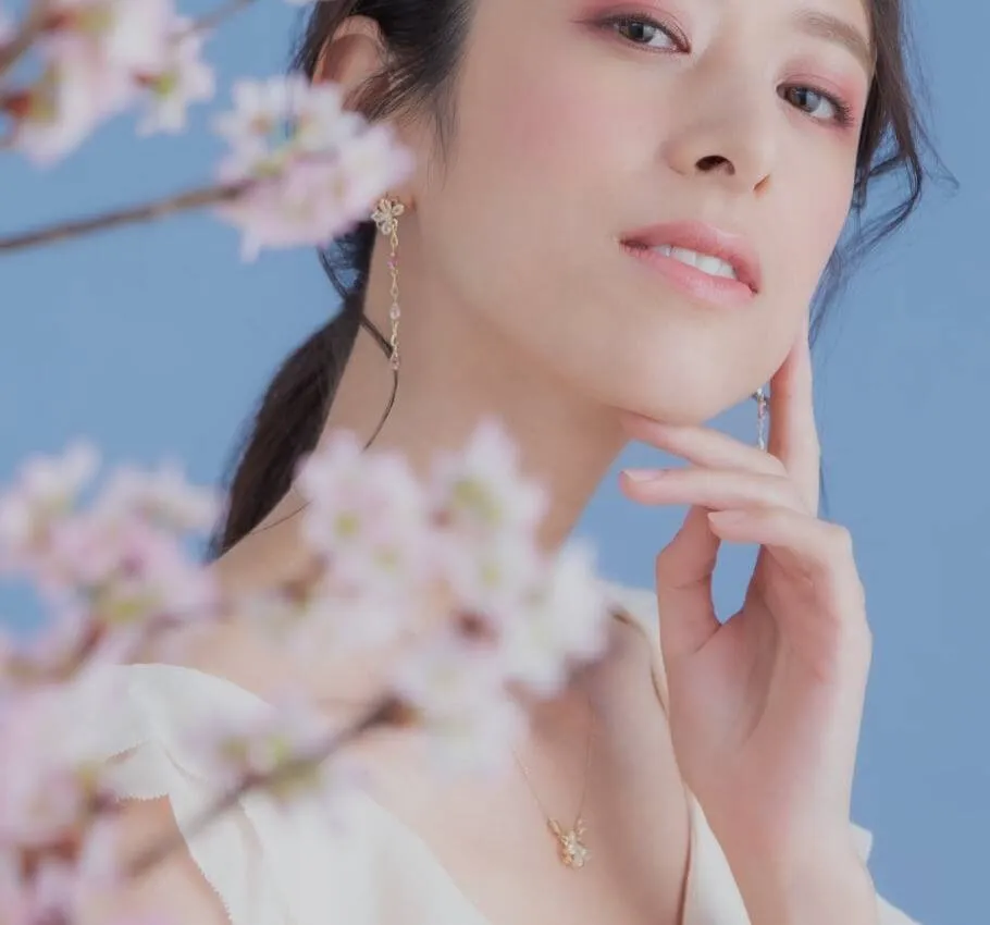 4月誕生花の1つの桜の花と4月誕生花桜モチーフのピアス＆ネックレス着用