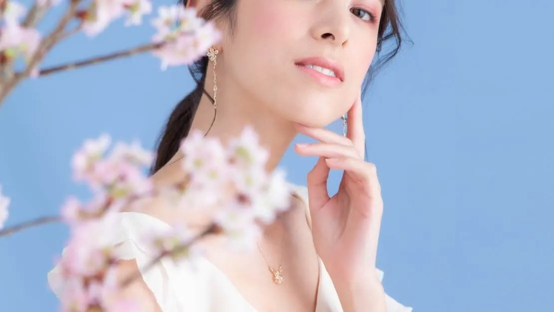 4月誕生花の1つの桜の花と4月誕生花桜モチーフのピアス＆ネックレス着用