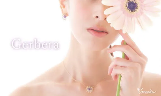 ガーベラの花とガーベラモチーフのアメジストピアス＆ネックレス着用