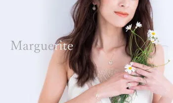 マーガレットの花とのマーガレットモチーフのピアス・ネックレス・リング・ブレスレット着用