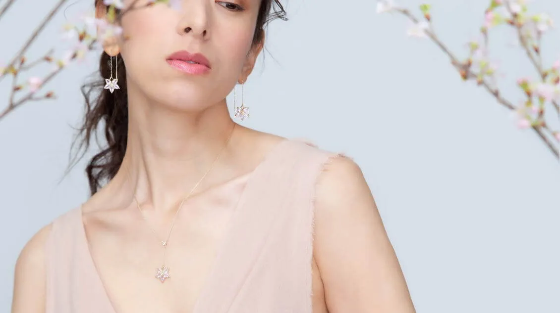 桜の花と桜モチーフのリバーシブルＹ字ネックレス＆チェーンピアス着用