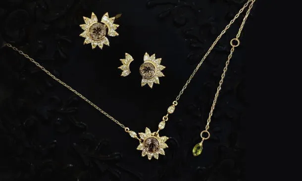 ひまわりイエローダイヤモンドネックレス・ピアス・リング(黒バック)