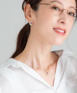 白シャツ眼鏡コーデにガーベラモチーフのアメジストピアス＆ネックレス着用