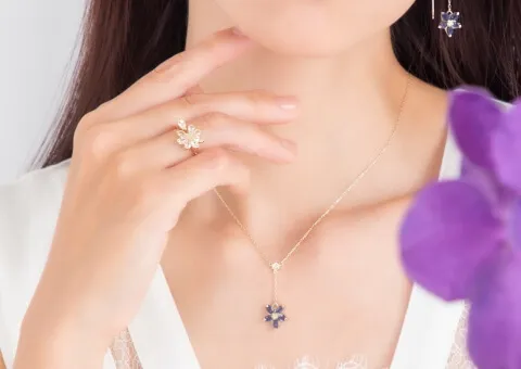 スミレダイヤリバーシブルＹ字ネックレス着用