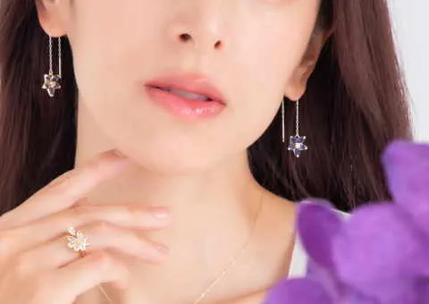 スミレダイヤリバーシブルチェーンピアス着用
